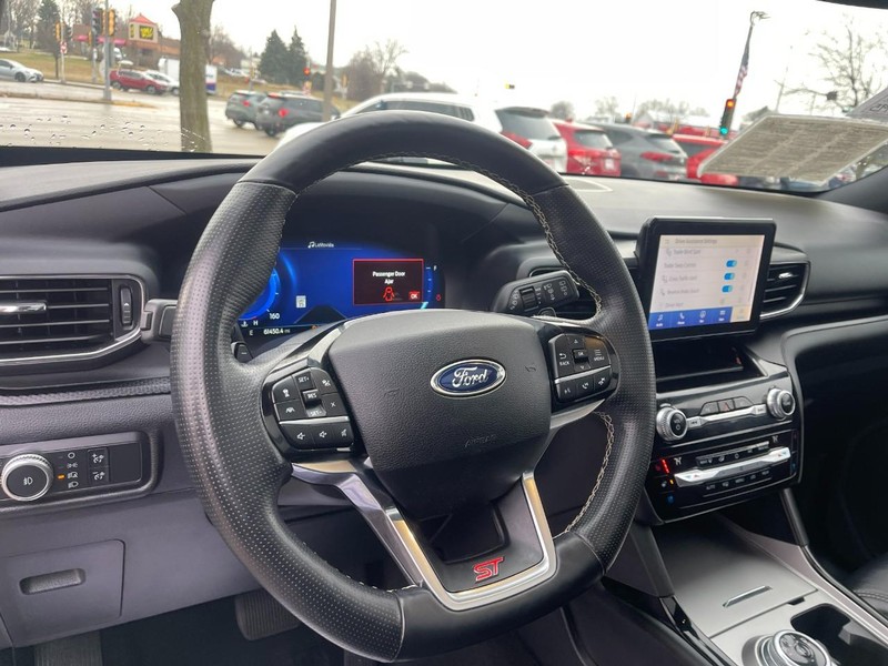 Ford Explorer Vehicle Image 17