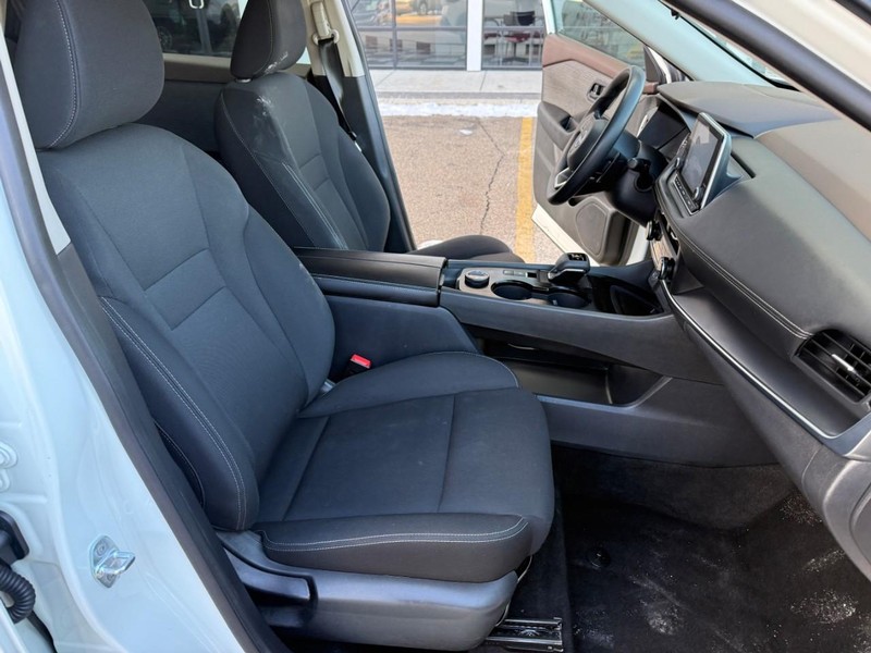 Nissan Rogue Vehicle Image 16