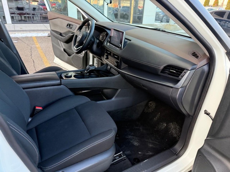 Nissan Rogue Vehicle Image 17