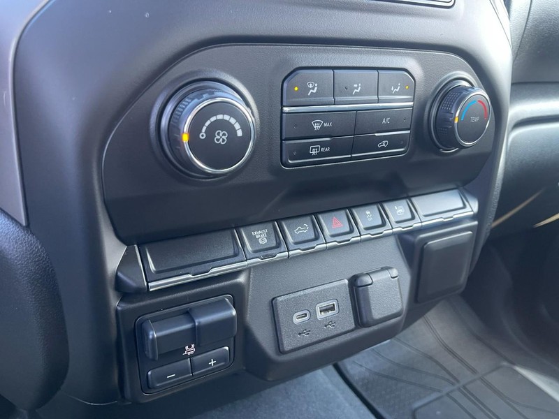 Chevrolet Silverado 2500HD Vehicle Image 22