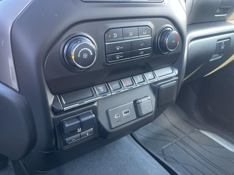 Chevrolet Silverado 2500HD Vehicle Image 25