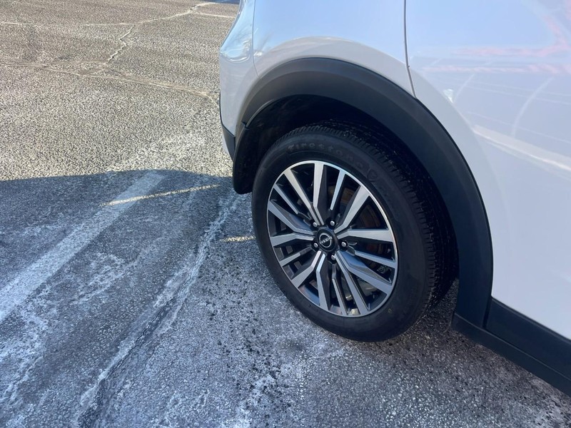 Nissan Kicks Vehicle Image 08