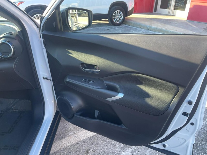 Nissan Kicks Vehicle Image 11