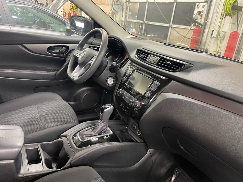 Nissan Rogue Sport Vehicle Image 02