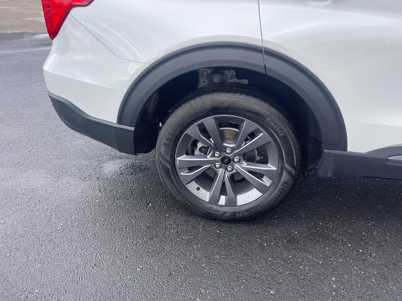 Ford Explorer Vehicle Image 09