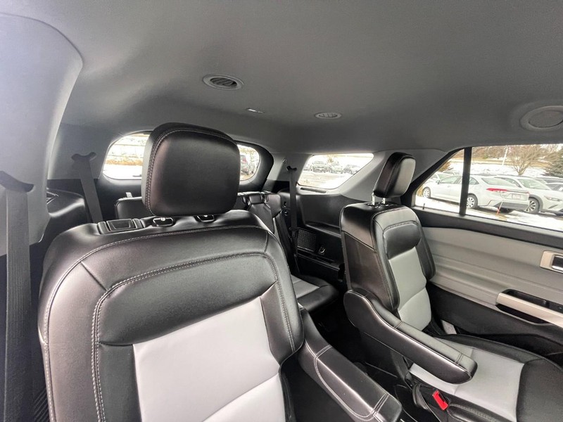 Ford Explorer Vehicle Image 15