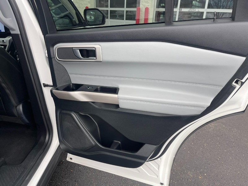 Ford Explorer Vehicle Image 16