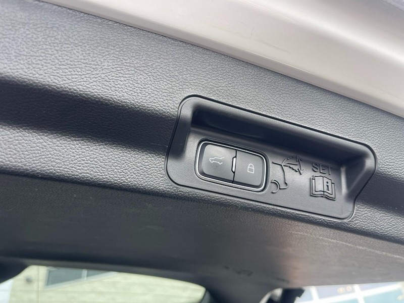 Ford Explorer Vehicle Image 18