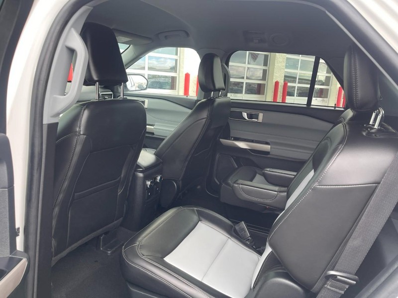 Ford Explorer Vehicle Image 19