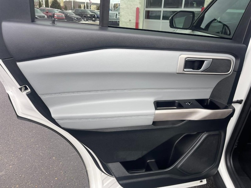 Ford Explorer Vehicle Image 20