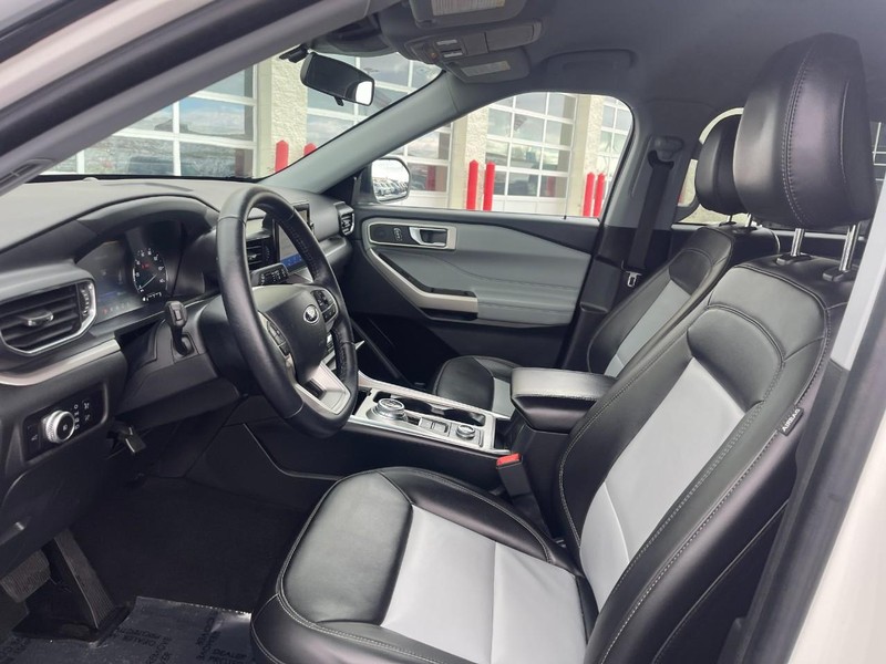 Ford Explorer Vehicle Image 21