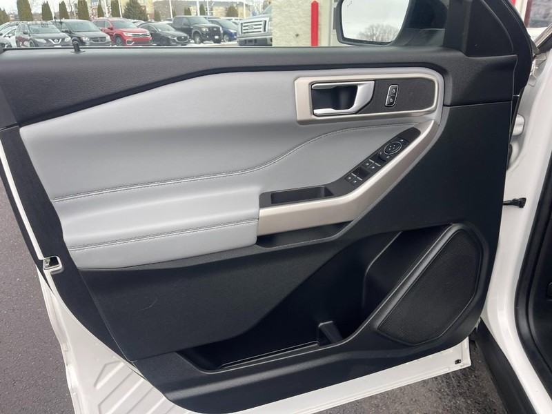 Ford Explorer Vehicle Image 23