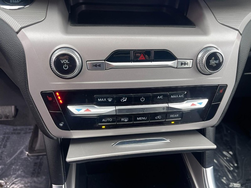 Ford Explorer Vehicle Image 32