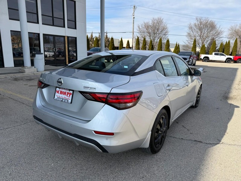 Nissan Sentra Vehicle Image 05