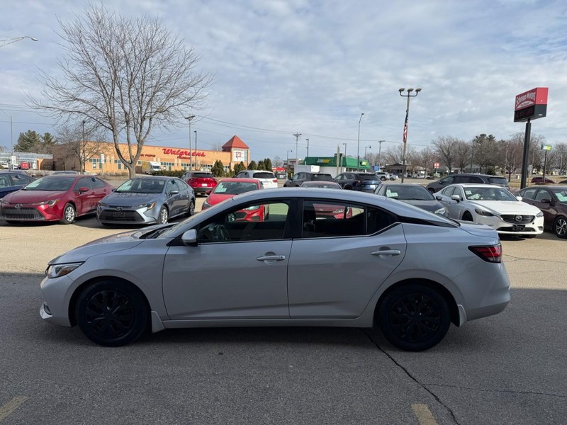 Nissan Sentra Vehicle Image 08