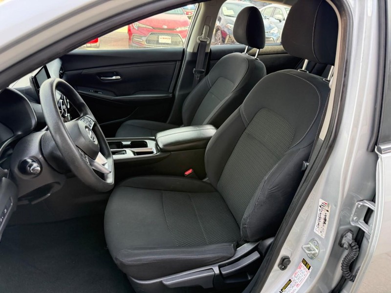 Nissan Sentra Vehicle Image 09