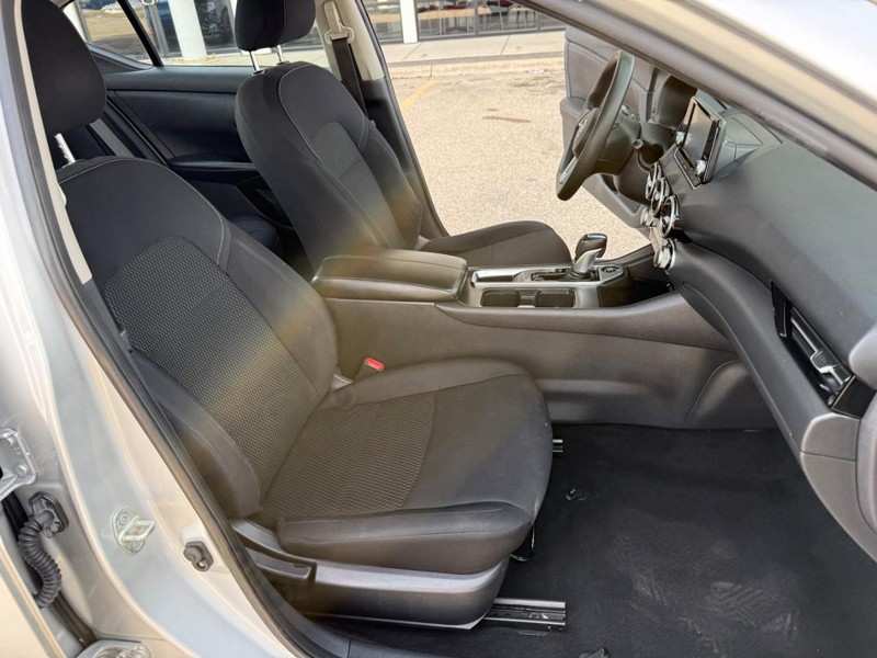 Nissan Sentra Vehicle Image 15