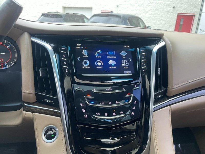 Cadillac Escalade Vehicle Image 19