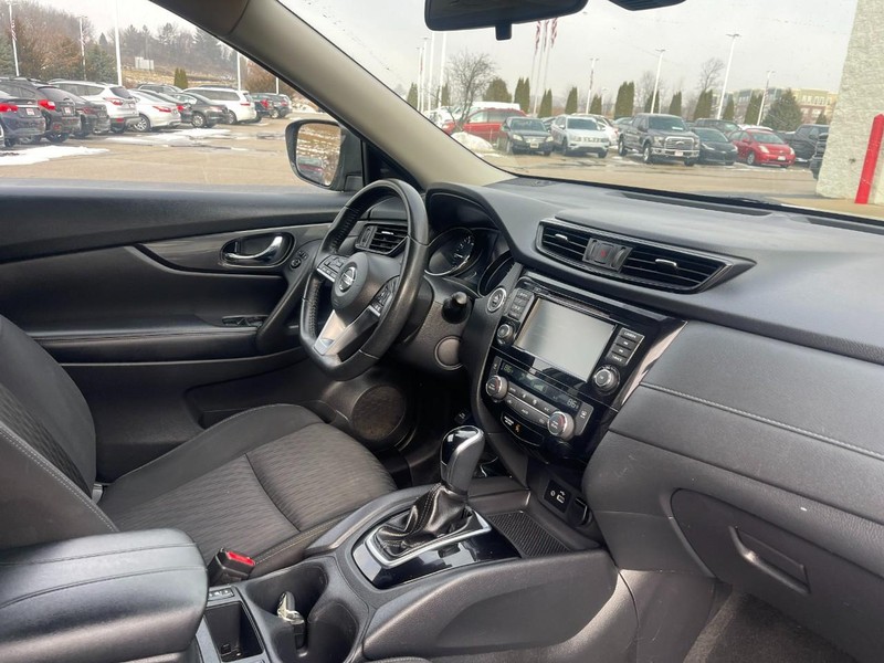 Nissan Rogue Vehicle Image 09