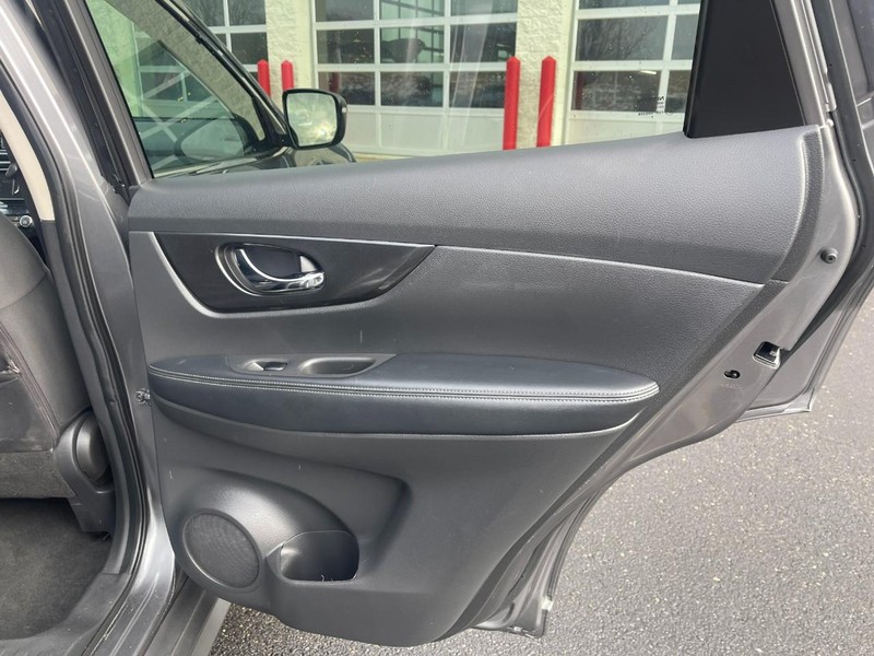 Nissan Rogue Vehicle Image 13