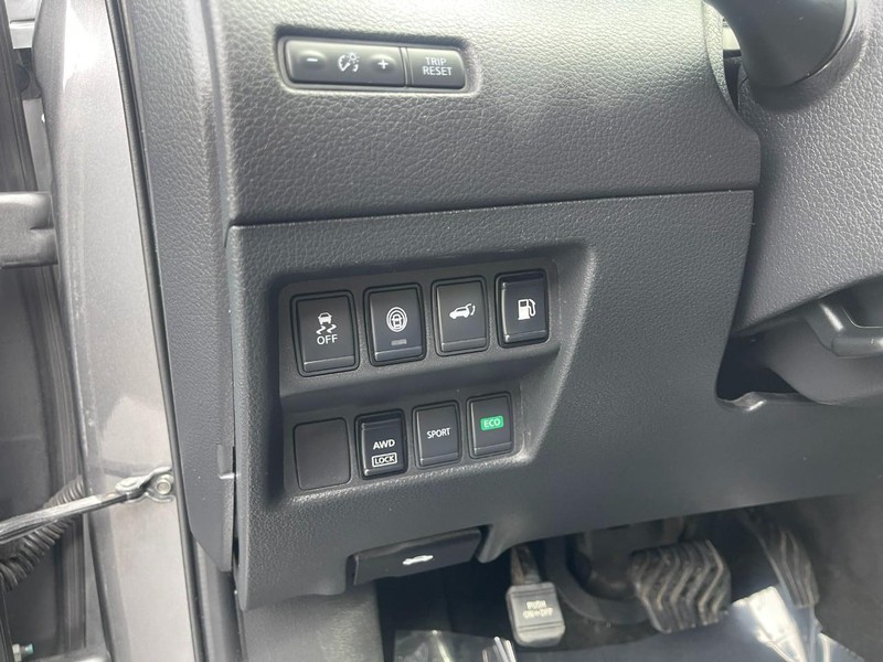 Nissan Rogue Vehicle Image 19