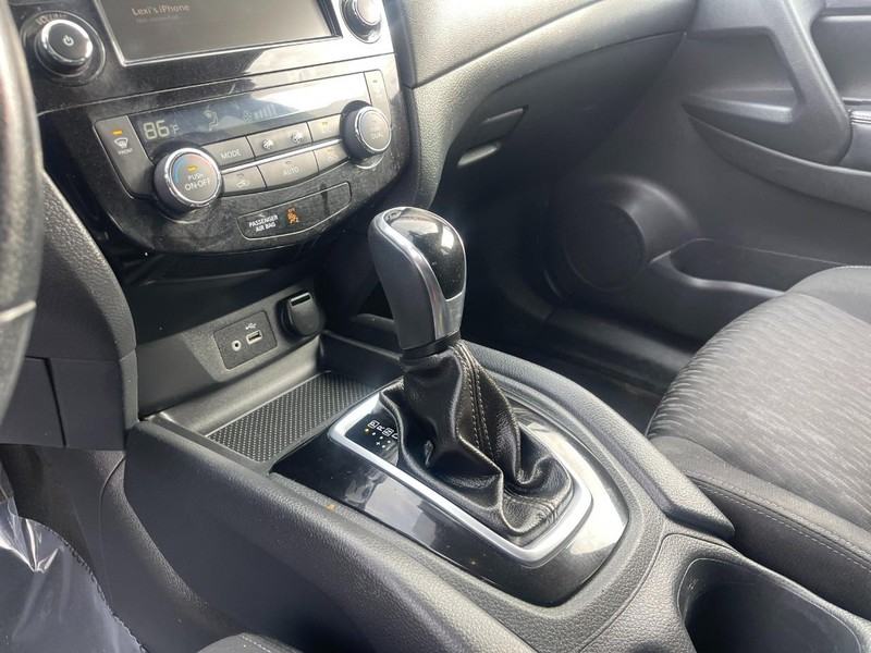 Nissan Rogue Vehicle Image 22