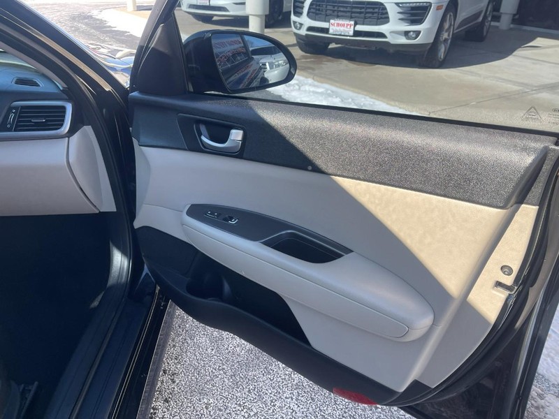 Kia Optima Vehicle Image 08