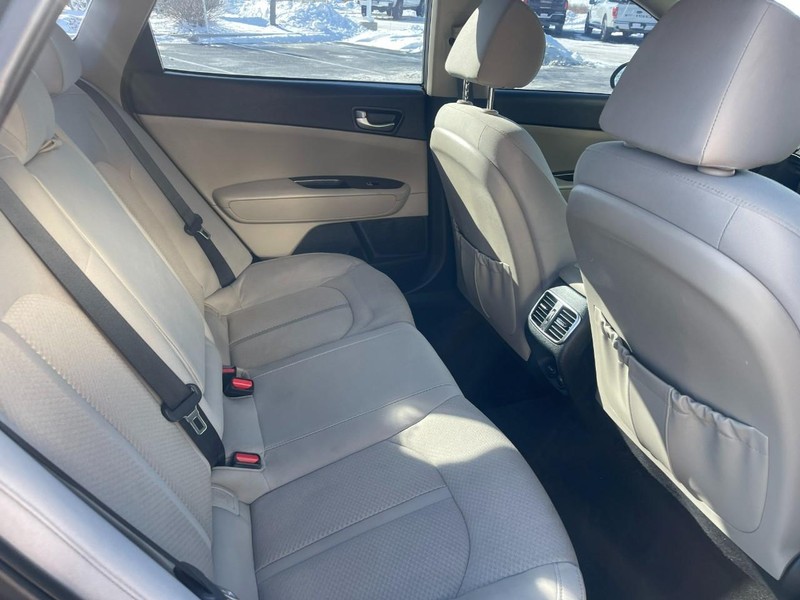 Kia Optima Vehicle Image 09