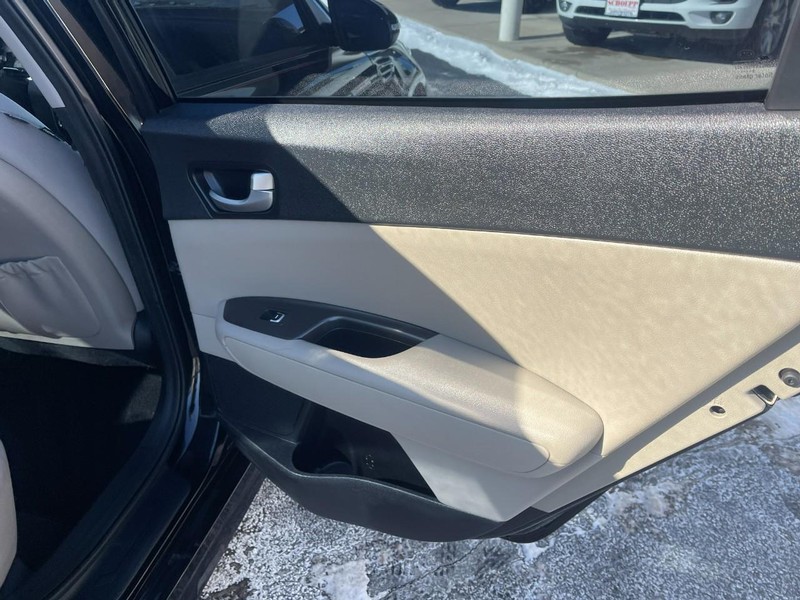 Kia Optima Vehicle Image 11