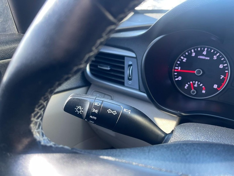 Kia Optima Vehicle Image 24