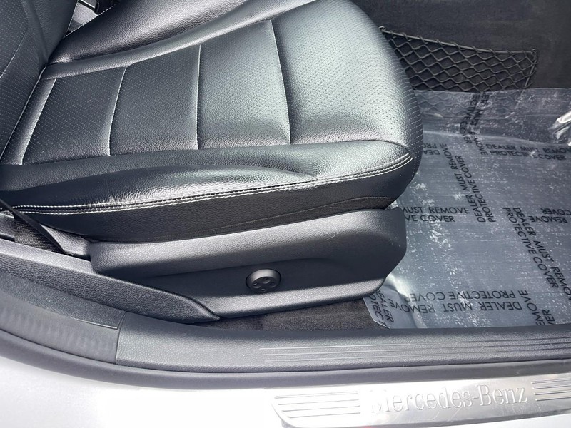 Mercedes-Benz C-Class Vehicle Image 09