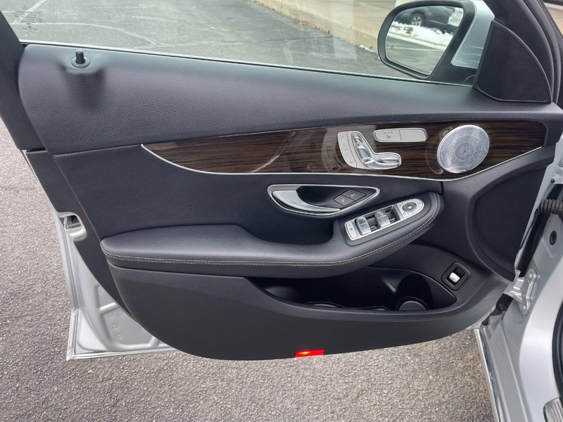 Mercedes-Benz C-Class Vehicle Image 18