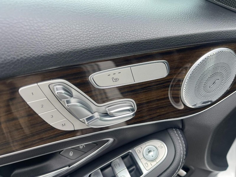 Mercedes-Benz C-Class Vehicle Image 19