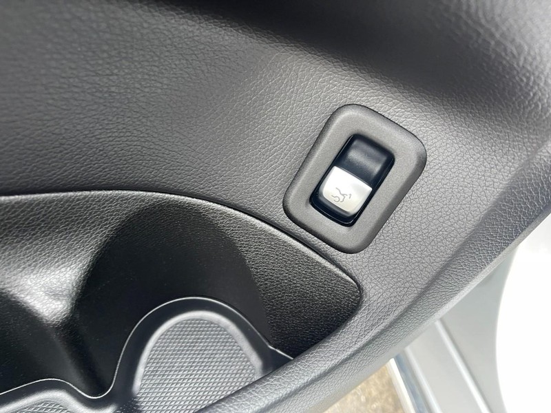 Mercedes-Benz C-Class Vehicle Image 20