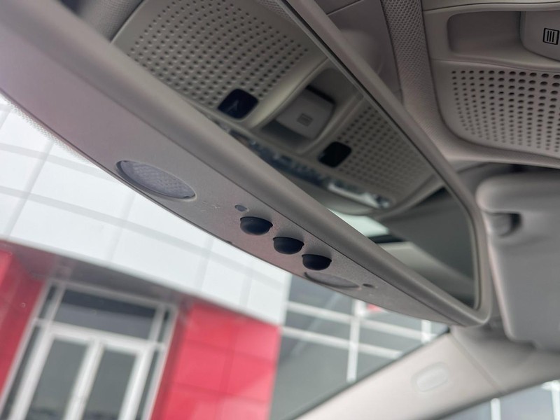 Mercedes-Benz C-Class Vehicle Image 33