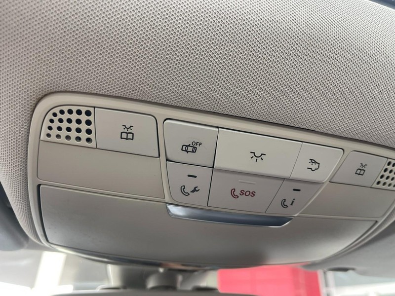 Mercedes-Benz C-Class Vehicle Image 34