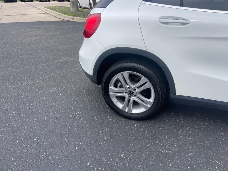 Mercedes-Benz GLA Vehicle Image 09