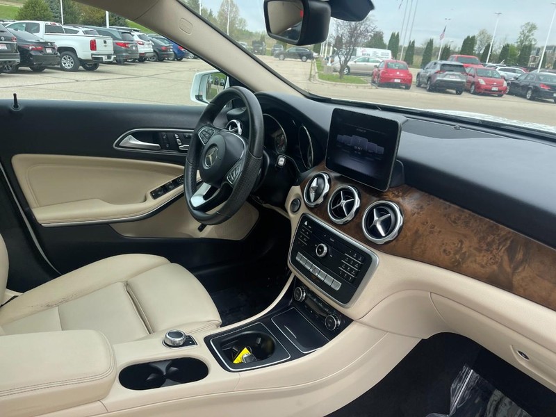 Mercedes-Benz GLA Vehicle Image 10