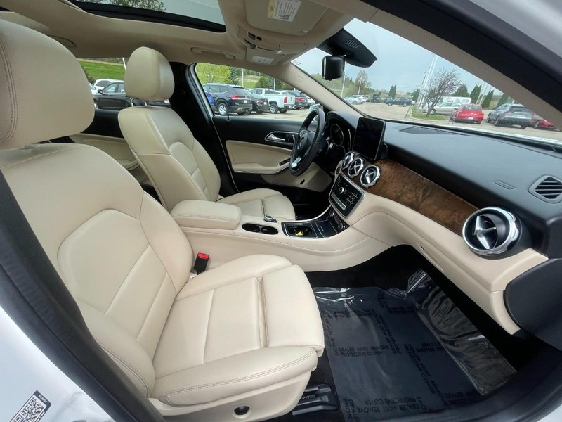 Mercedes-Benz GLA Vehicle Image 11