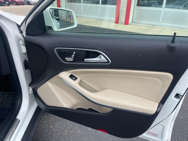 Mercedes-Benz GLA Vehicle Image 12