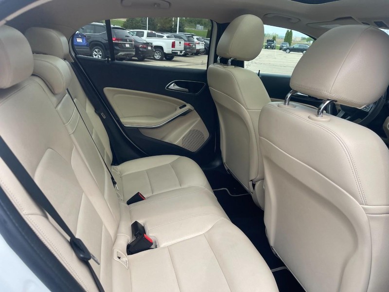 Mercedes-Benz GLA Vehicle Image 14
