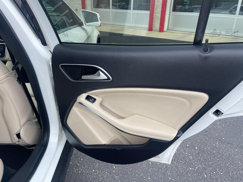 Mercedes-Benz GLA Vehicle Image 15