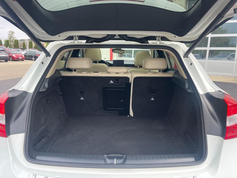 Mercedes-Benz GLA Vehicle Image 16