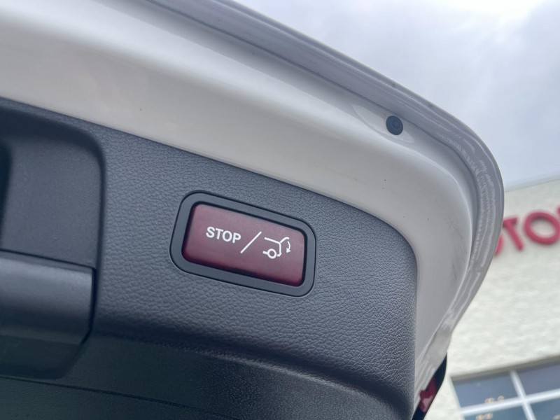 Mercedes-Benz GLA Vehicle Image 17