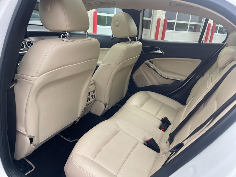 Mercedes-Benz GLA Vehicle Image 18