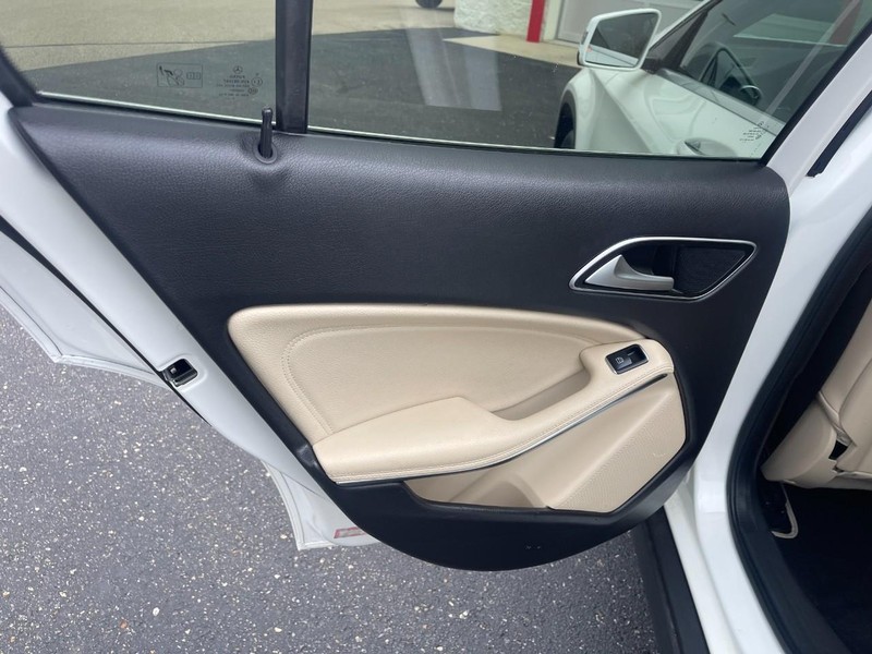 Mercedes-Benz GLA Vehicle Image 19