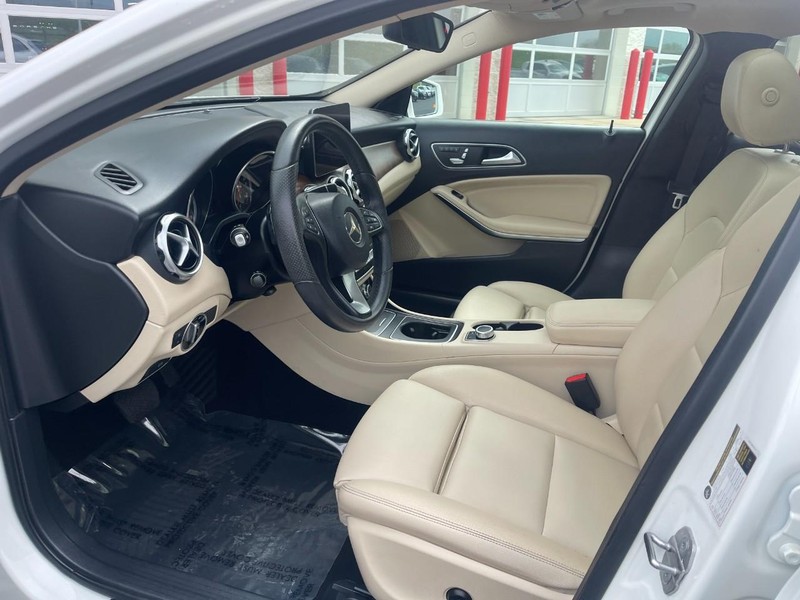 Mercedes-Benz GLA Vehicle Image 20