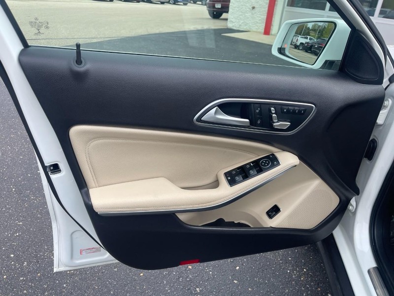 Mercedes-Benz GLA Vehicle Image 21