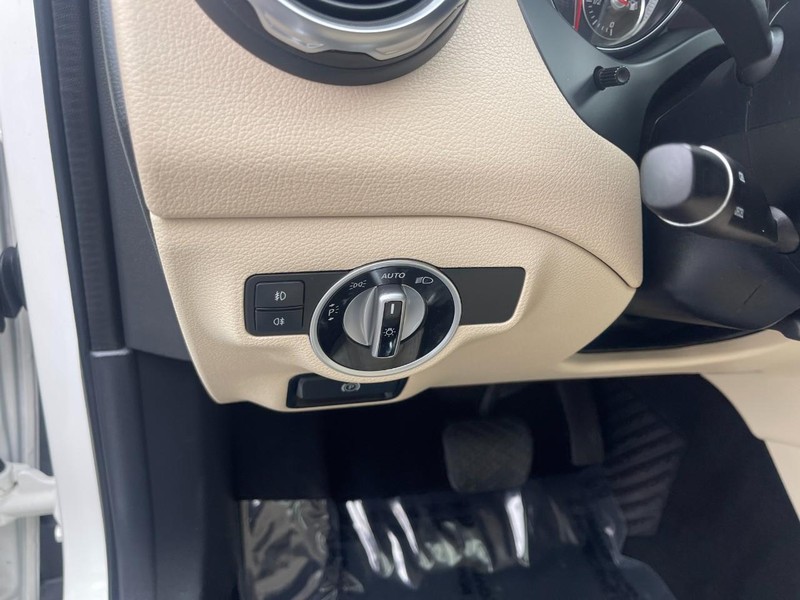 Mercedes-Benz GLA Vehicle Image 24