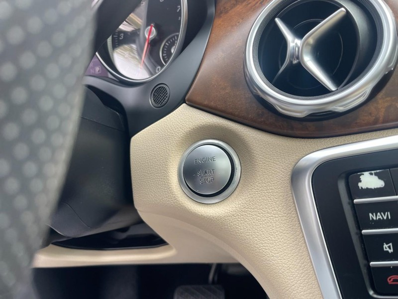 Mercedes-Benz GLA Vehicle Image 31